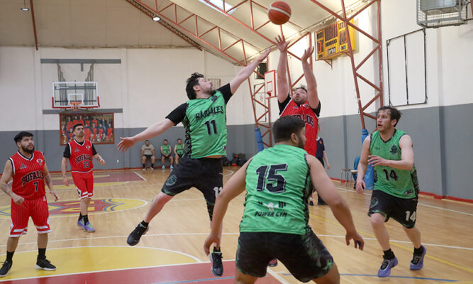 Sólo tres partidos se juegan en el torneo de básquetbol laboral