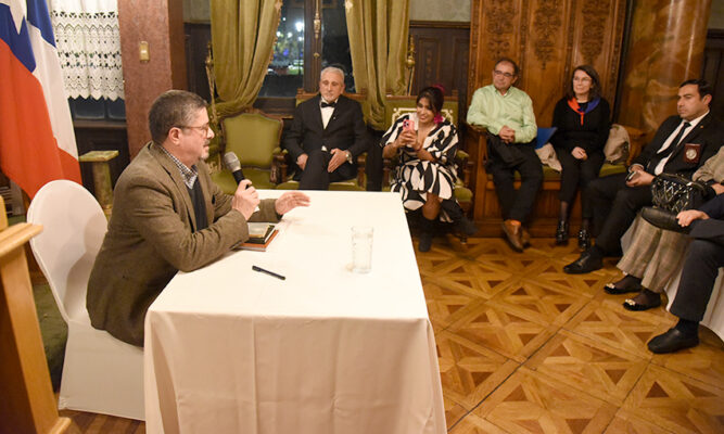 Pavel Oyarzún en charla sobre Julio Verne: “La mayor aspiración de un escritor es que sus personajes sean más reales y estén más vivos que uno”