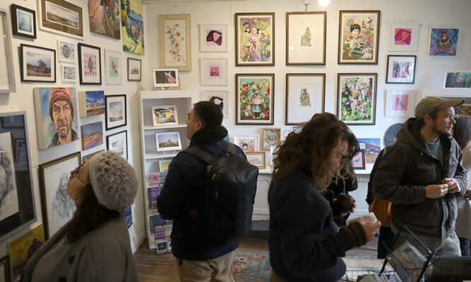 Exposición colectiva  “Vivir en el borde” reúne  el talento de trece artistas  de Magallanes y Santiago