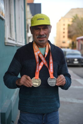 Luis Vergara recibió su medalla de primer lugar de la Maratón de Santiago 2026 en categoría 70 años y más