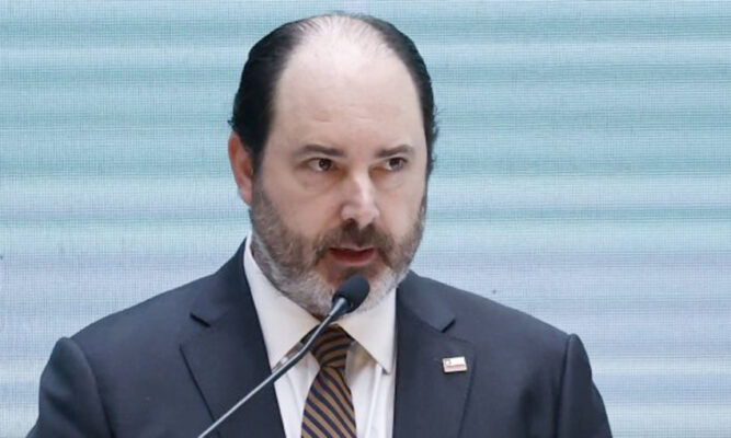 Ministro del Trabajo por posibles despidos masivos:  “El ajuste fiscal es una política necesaria”