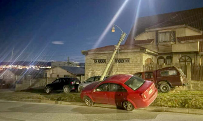 Automovilista choca poste de luz y se da fuga