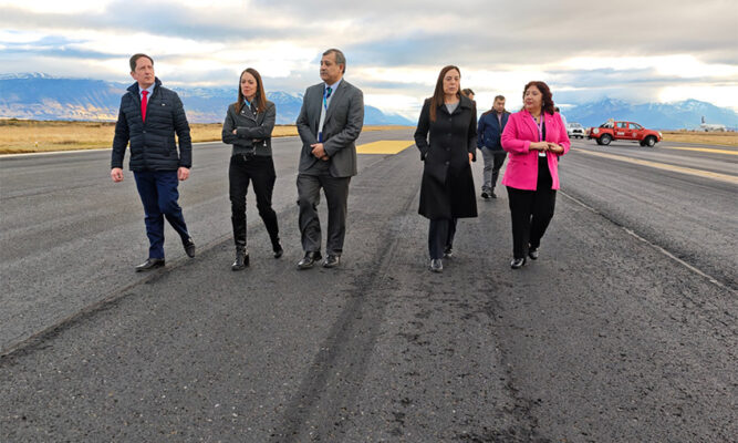 Inspeccionan pista del Aeródromo de Puerto  Natales y evalúan soluciones por deterioro