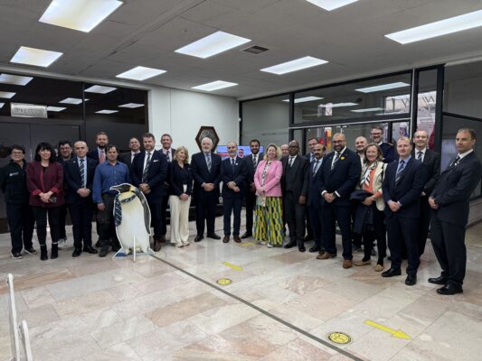 Delegación de la Academia Real  de Estudios de Defensa del  Reino Unido visita Punta Arenas