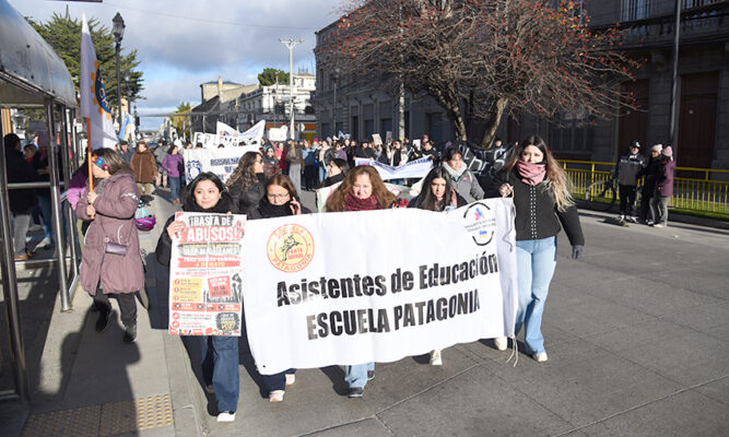 En la calle y sin respuestas: asistentes de la educación exponen crisis salarial