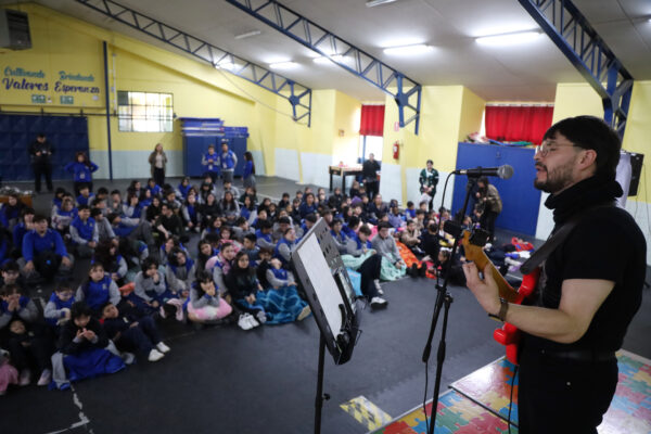 Escuela La Milagrosa transformó sus aulas en un espacio de  experimentación sonora y visual junto al músico Gabi Gómez