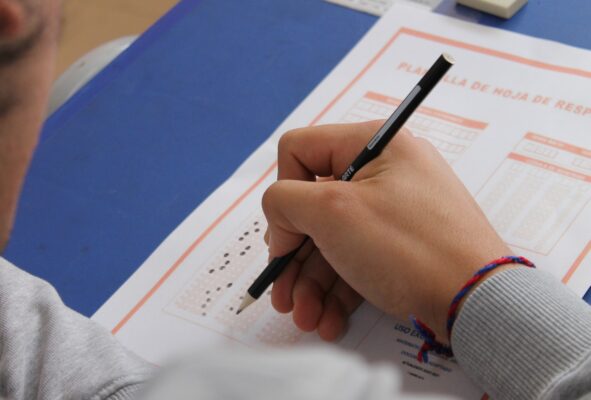 Jóvenes en reinserción social se preparan para rendir la Paes