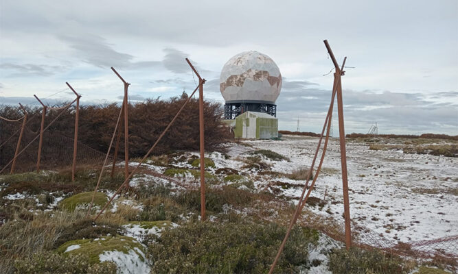 Deplorable estado del cierre  perimetral de la estación Cerro  Mirador de la Fuerza Aérea