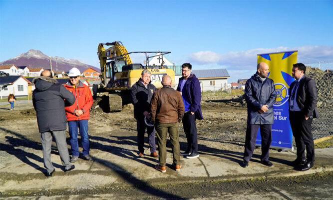 Un kinesiólogo se sumó al equipo que ya atiende  a 60 familias en Puerto Williams