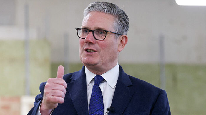 Starmer resiste en Downing Street pese a rebelión interna y renuncias en su gabinete