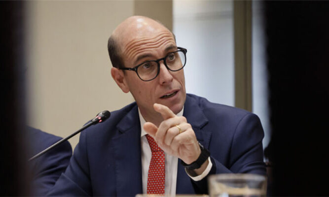 Ministro Arrau defiende nuevas facultades de interceptación en estado de excepción constitucional