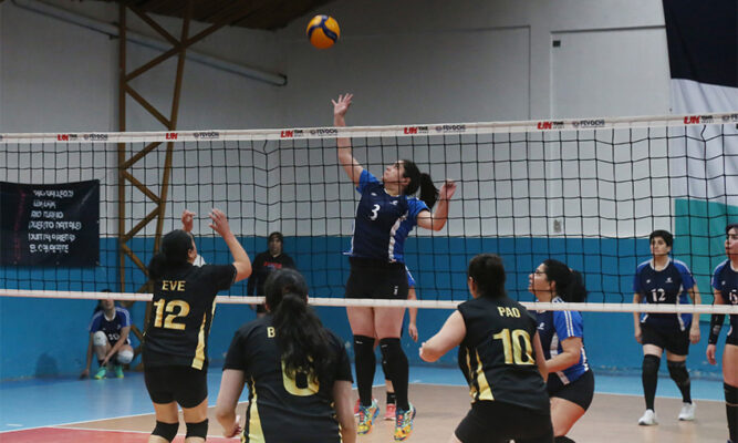 Finales del vóleibol laboral en gimnasio Taiiu