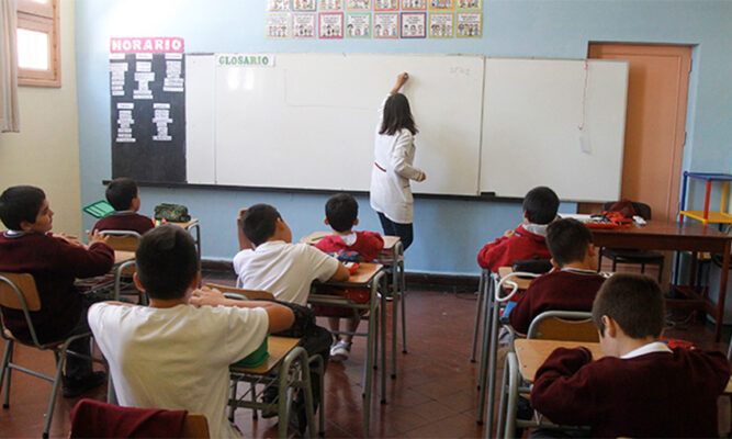 Informe OCDE revela que 23,4% de docentes en colegios públicos no está plenamente calificado