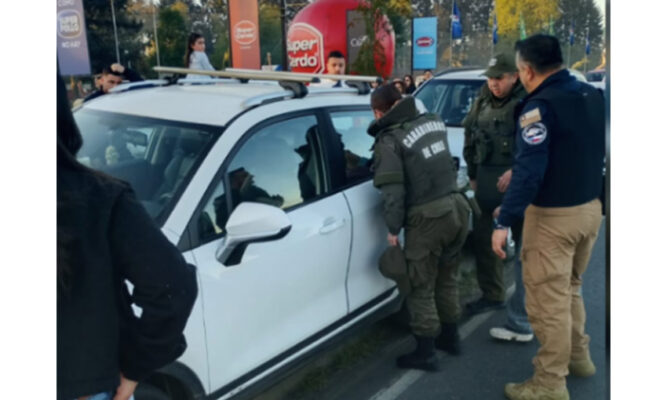 Rescatan a niño de siete años inconsciente dentro de un vehículo en Temuco