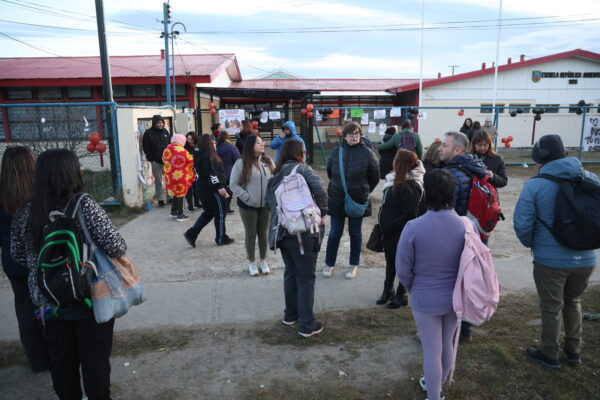 Apoderados de la Escuela República Argentina exigen continuidad de profesora